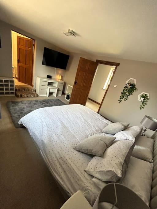 Holmleigh Annexe Apartment แทมเวิร์ธ ภายนอก รูปภาพ